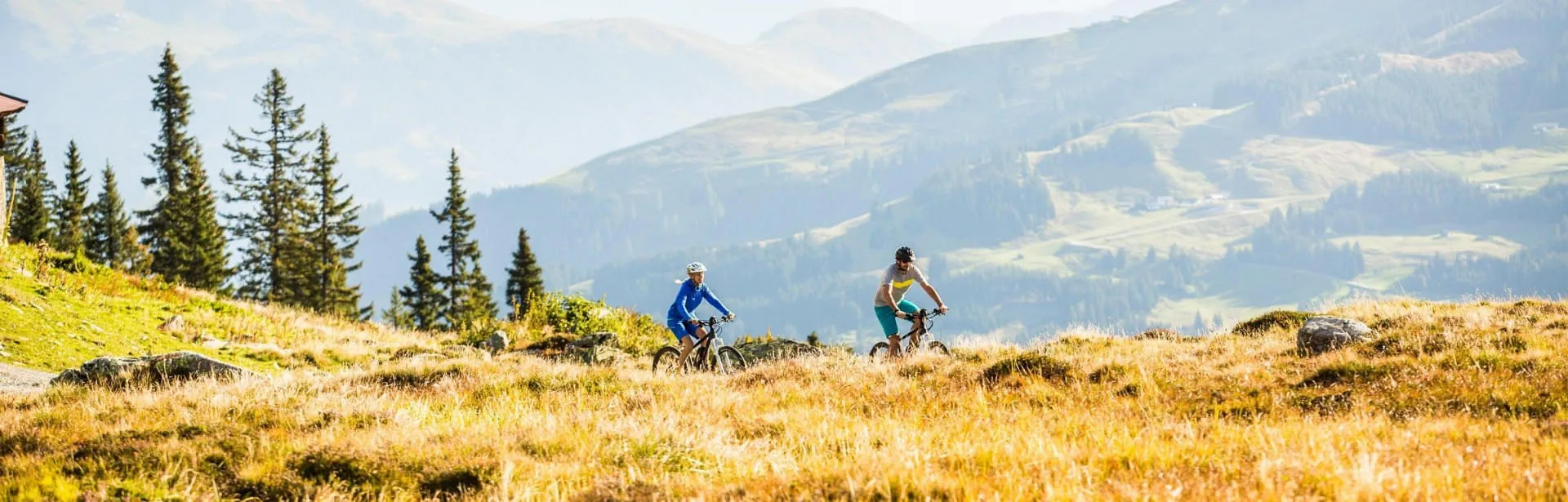 Sommer Glücksarrangements – E-Bike-Fahrer in den Kitzbüheler Alpen
